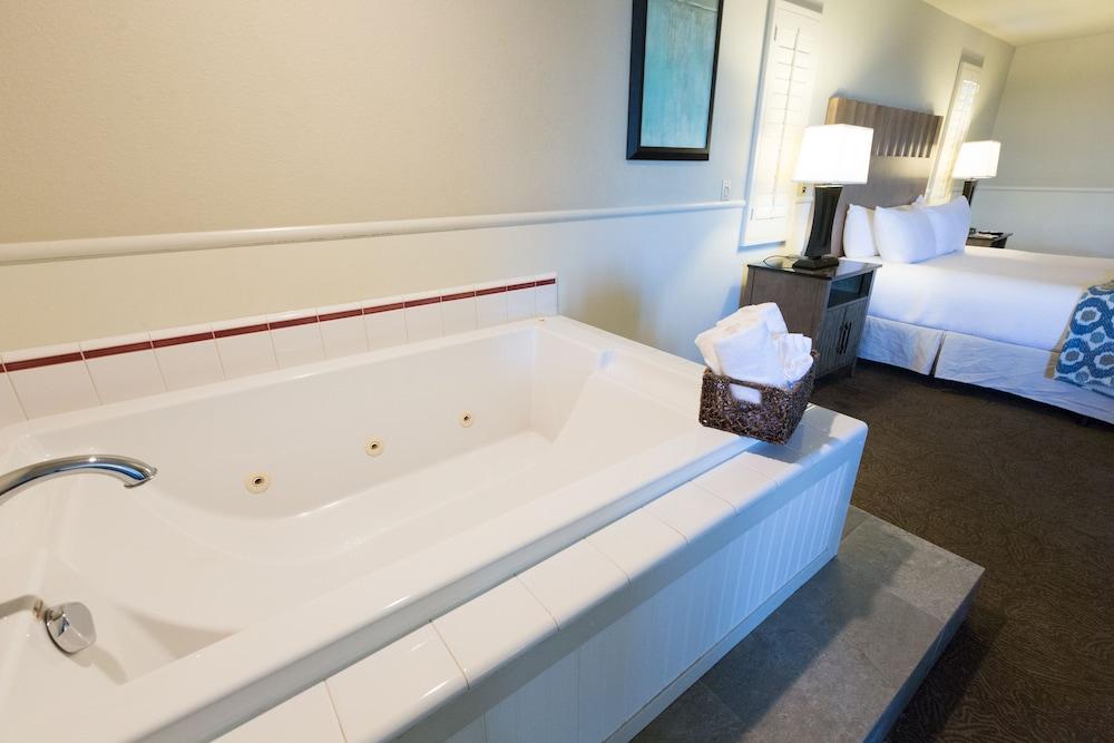 Cambria Landing Inn And Suites Exteriör bild