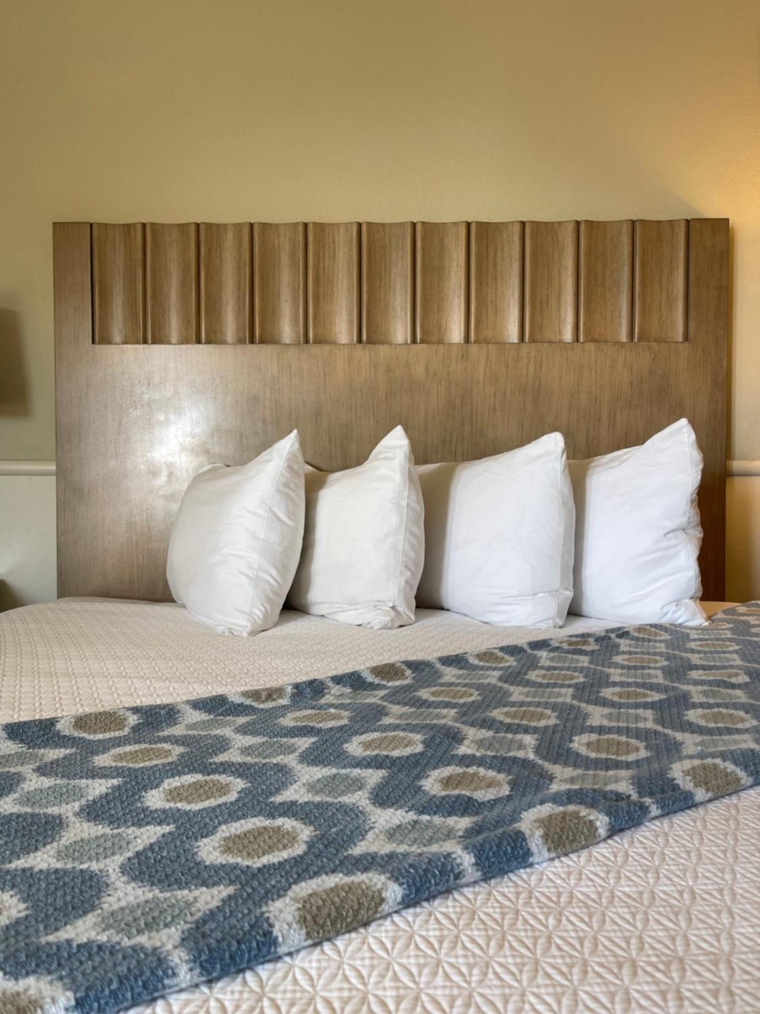 Cambria Landing Inn And Suites Exteriör bild