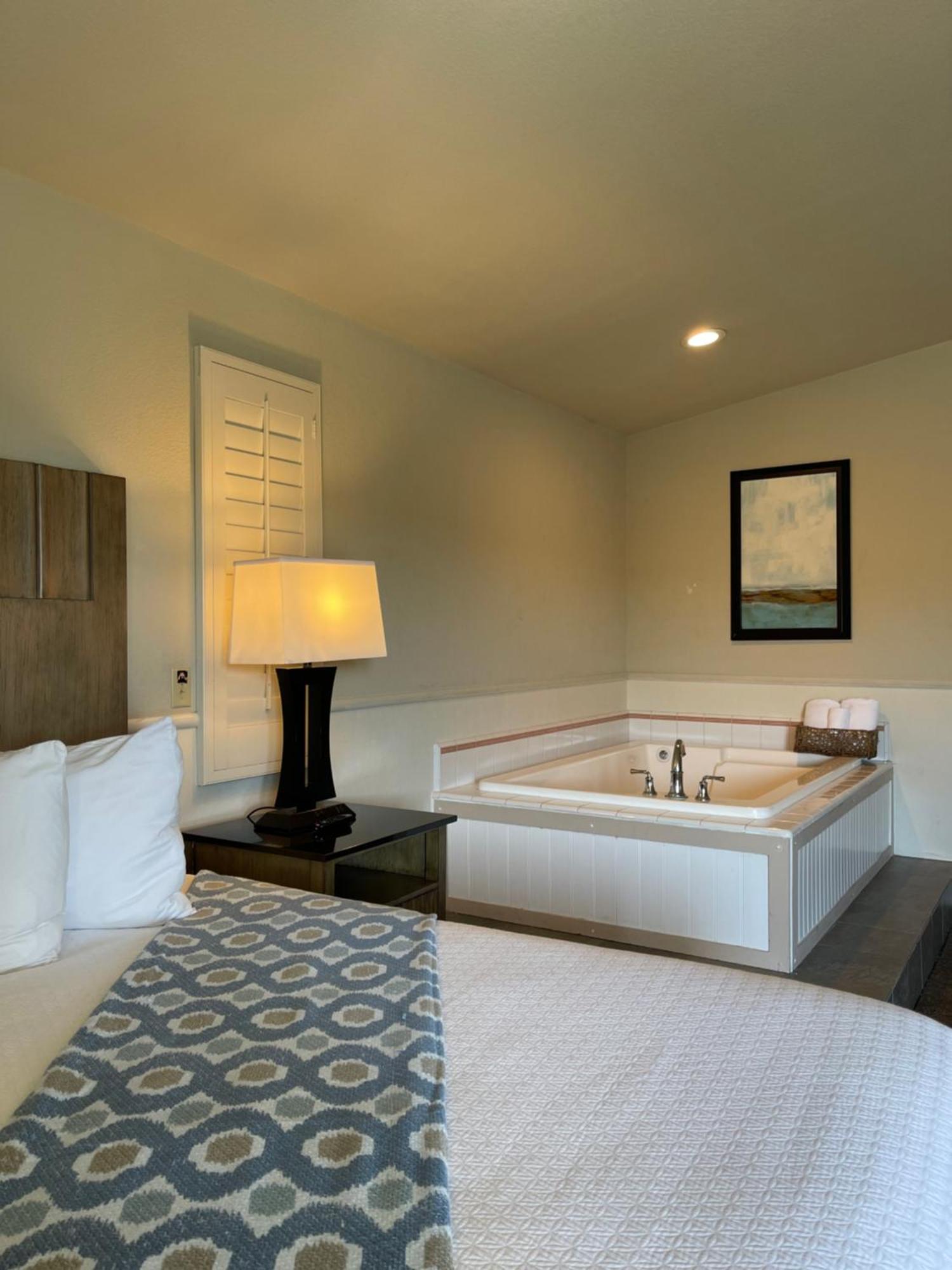 Cambria Landing Inn And Suites Exteriör bild