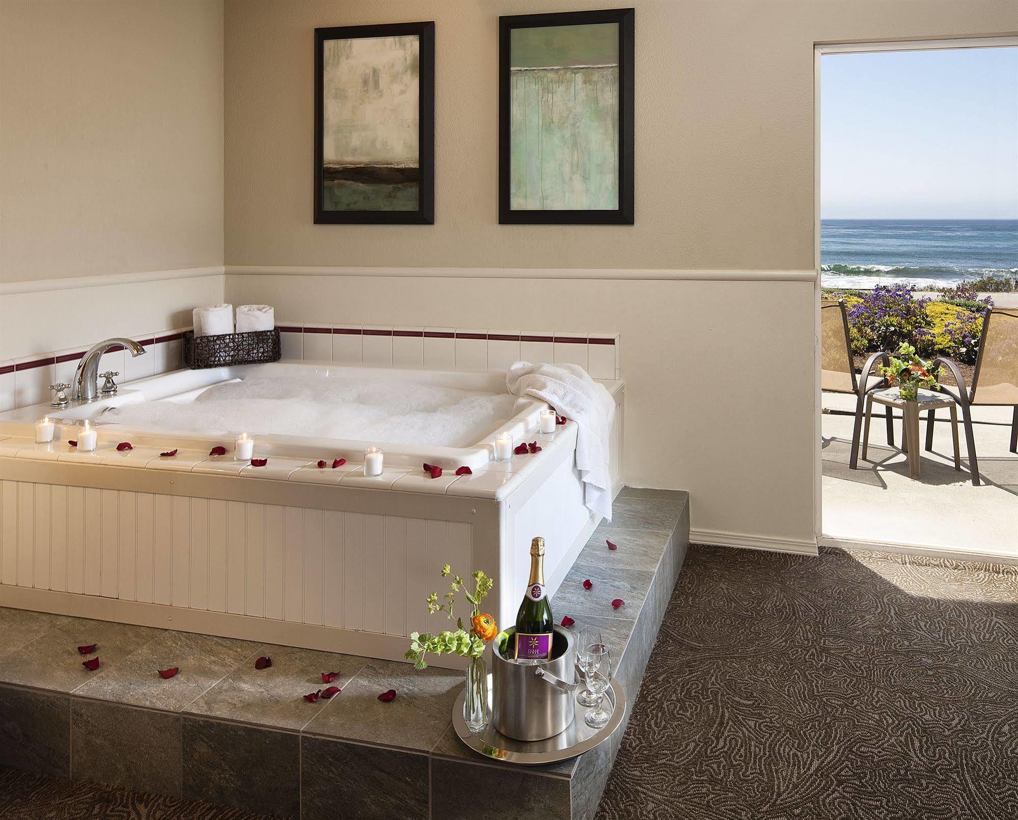 Cambria Landing Inn And Suites Exteriör bild